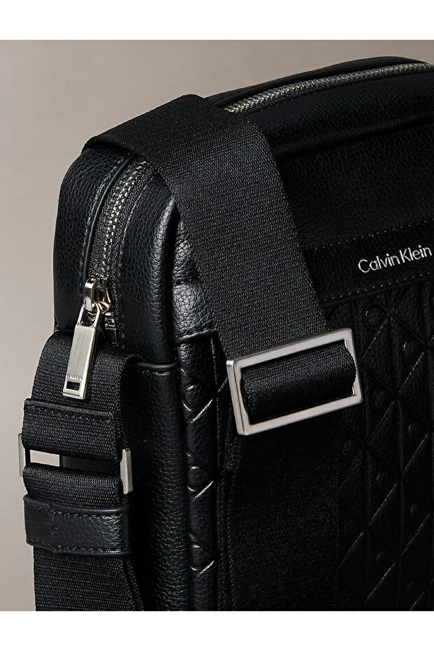 کیف دوشی مردانه Calvin Klein مدل Emblem - تصویر 4