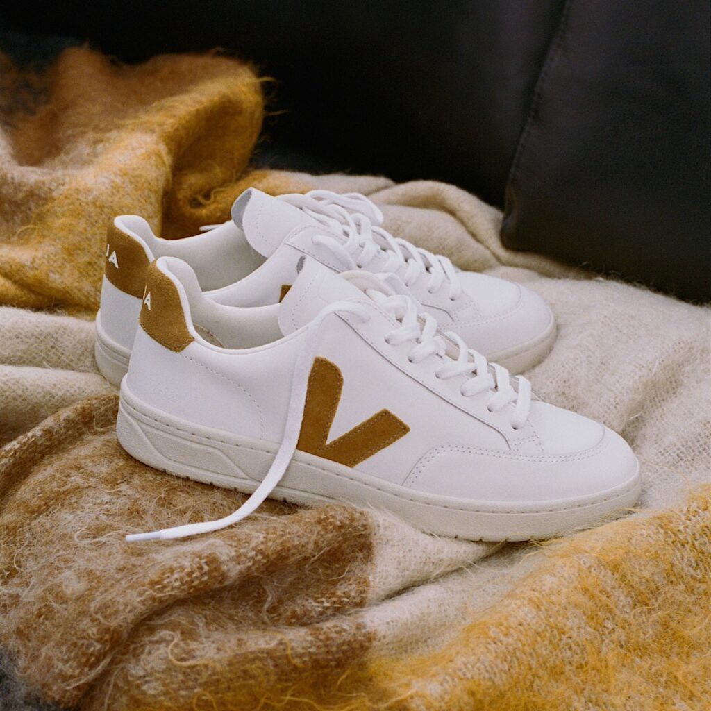 کتانی چرمی وِجا مدل V-12 White Camel
