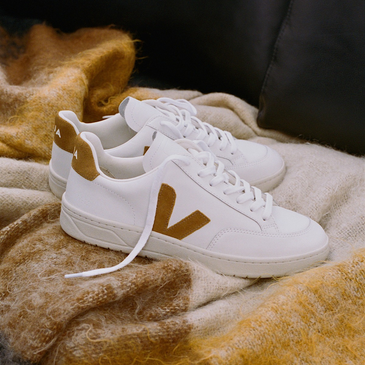 کتانی چرمی وِجا مدل V-12 White Camel