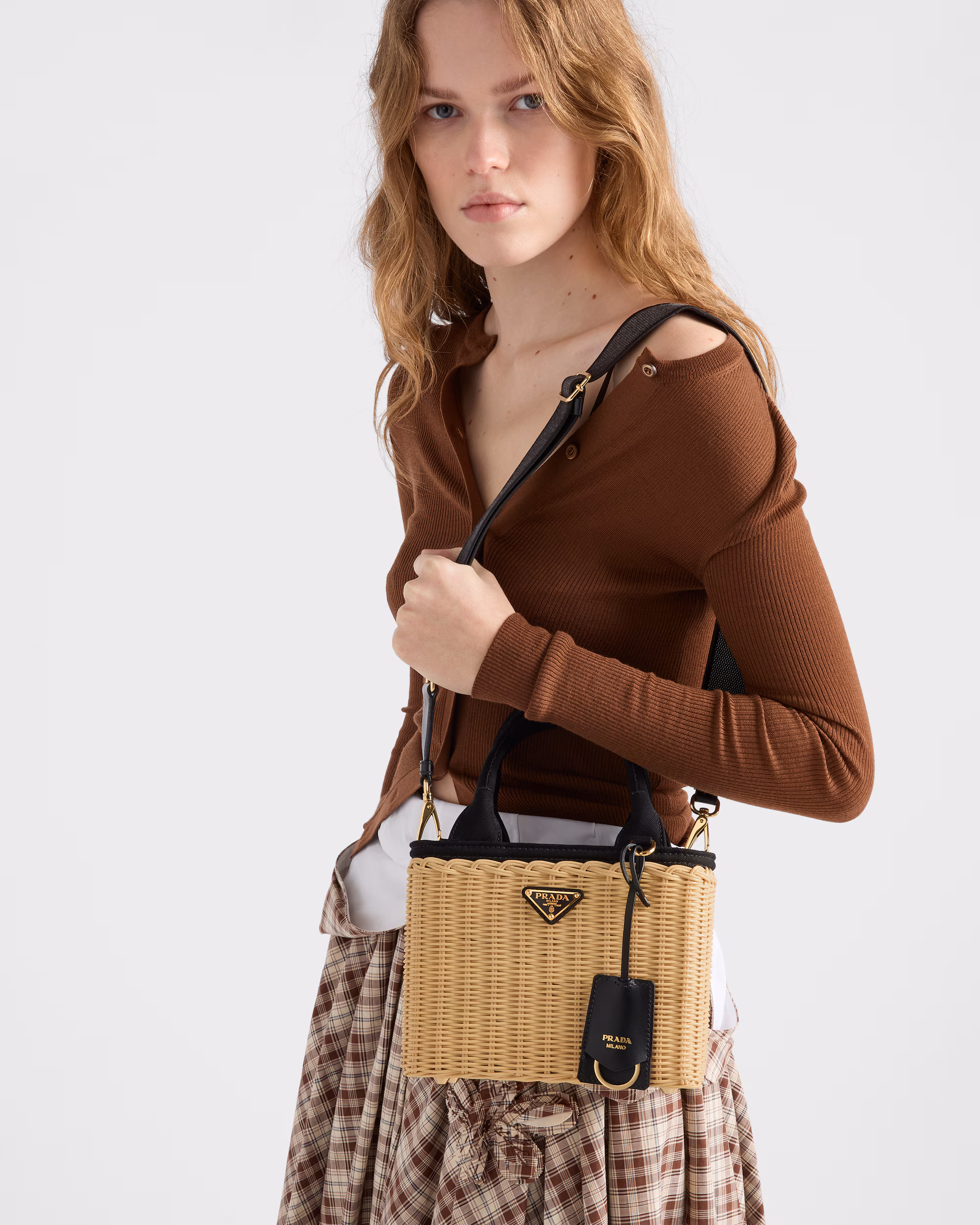 خرید کیف توت کوچک حصیری Prada | کیف بوم و حصیر با بند لوگودار - تصویر 7