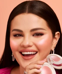Alternative view of رژگونه براق رِیر بیوتی مدل Soft Pinch Luminous Powder Blush